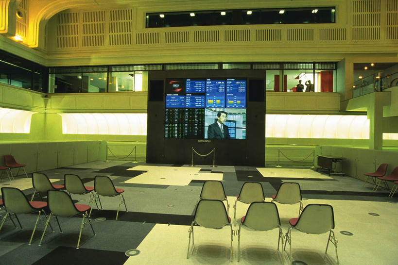 无人,横图,室内,特写,白天,正面,静物,电视,椅子,照明,东京,日本,亚洲,一排,阴影,整齐,反射,影子,灯光,顶灯,灯,排列,会议椅,灯具,液晶电视,金融,办公椅,照亮,证券交易所,照明设备,队列,交易所,东亚,本州,关东地方,本州岛,日本国,东京都,商务椅,培训椅,电视机,彩图,股票交易所