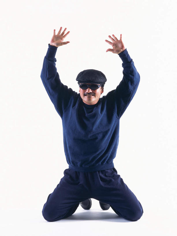 东方人,胡须,一个人,跪,举,笑,微笑,竖图,室内,白天,白色背景,正面,帽子,亚洲,仅一个男性,仅一个人,仅一个中年男性,服装,墨镜,眼镜,注视,休闲装,黄种人,衣服,蓝色,太阳镜,太阳眼镜,观察,看,托,休闲,休闲服,遮阳镜,摄影,服饰,影棚,观看,犯罪,察看,关注,盗窃,偷窃,小偷,窃贼,盗贼,贼,偷盗,男人,男性,中年男性,亚洲人,胡子,小胡子,跪着,举起,举手,举着,向上举,向上伸,向上托,彩图,全身,影棚拍摄,拍摄,五指张开