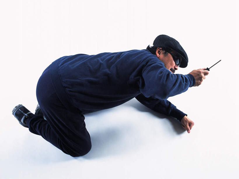 东方人,胡须,一个人,蹲,摸,横图,俯视,室内,白天,白色背景,帽子,亚洲,仅一个男性,仅一个人,仅一个中年男性,握,服装,工具,墨镜,眼镜,拿,拿着,注视,休闲装,黄种人,衣服,蓝色,太阳镜,太阳眼镜,观察,看,休闲,休闲服,遮阳镜,握着,摄影,服饰,影棚,观看,螺丝刀,起子,犯罪,察看,关注,盗窃,偷窃,小偷,窃贼,盗贼,贼,偷盗,男人,男性,中年男性,亚洲人,胡子,小胡子,触摸,蹲着,接触,彩图,高角度拍摄,全身,影棚拍摄,拍摄