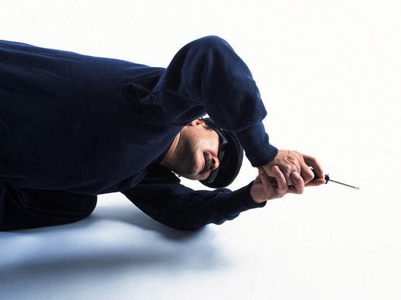 东方人,胡须,一个人,蹲,摸,横图,俯视,室内,白天,白色背景,帽子,亚洲,仅一个男性,仅一个人,仅一个中年男性,握,服装,工具,墨镜,眼镜,拿,拿着,注视,休闲装,黄种人,衣服,蓝色,太阳镜,太阳眼镜,观察,看,休闲,休闲服,遮阳镜,握着,摄影,服饰,影棚,观看,螺丝刀,起子,犯罪,察看,关注,盗窃,偷窃,小偷,窃贼,盗贼,贼,偷盗,男人,男性,中年男性,亚洲人,胡子,小胡子,触摸,蹲着,接触,半身,彩图,高角度拍摄,影棚拍摄,拍摄