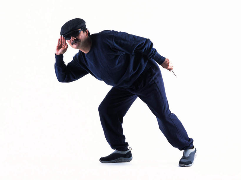 东方人,手掌,胡须,一个人,站,摸,横图,室内,白天,白色背景,正面,帽子,亚洲,仅一个男性,仅一个人,仅一个中年男性,握,服装,工具,墨镜,眼镜,拿,拿着,注视,休闲装,黄种人,衣服,蓝色,太阳镜,太阳眼镜,观察,看,站着,休闲,休闲服,遮阳镜,握着,摄影,服饰,影棚,观看,螺丝刀,起子,犯罪,察看,关注,盗窃,偷窃,小偷,窃贼,盗贼,贼,偷盗,男人,男性,中年男性,亚洲人,胡子,小胡子,触摸,接触,站立,彩图,全身,影棚拍摄,拍摄