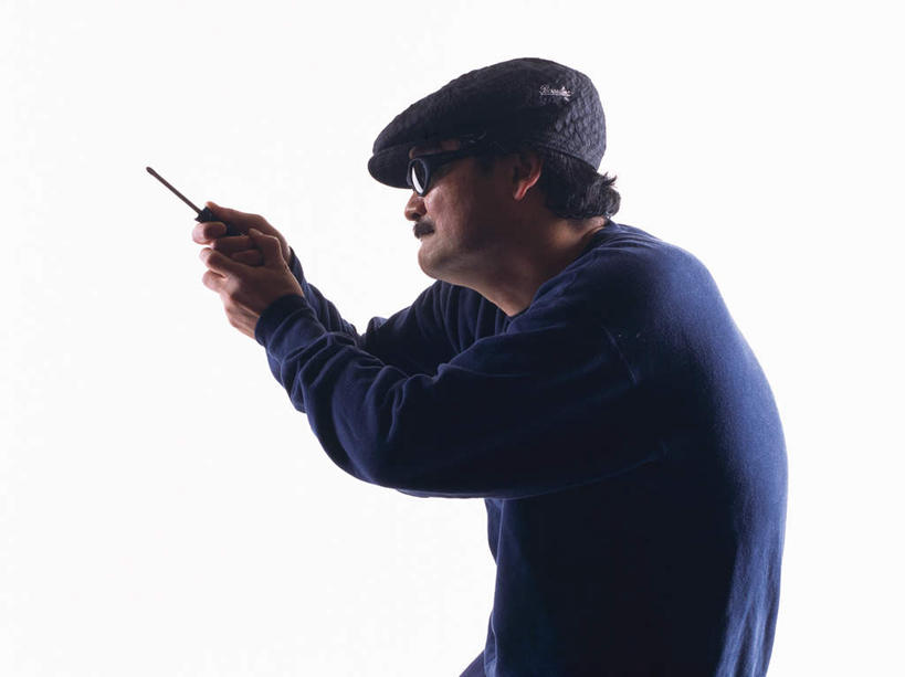 东方人,胡须,一个人,站,摸,横图,室内,白天,白色背景,侧面,帽子,亚洲,仅一个男性,仅一个人,仅一个中年男性,握,服装,工具,墨镜,眼镜,拿,拿着,注视,休闲装,黄种人,衣服,蓝色,太阳镜,太阳眼镜,观察,看,站着,休闲,休闲服,遮阳镜,握着,摄影,服饰,影棚,观看,螺丝刀,起子,犯罪,察看,关注,盗窃,偷窃,小偷,窃贼,盗贼,贼,偷盗,男人,男性,中年男性,亚洲人,胡子,小胡子,触摸,接触,站立,半身,彩图,影棚拍摄,拍摄