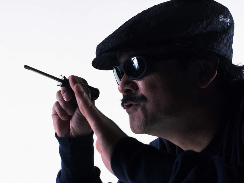 东方人,脸,头,脸颊,胡须,一个人,站,摸,横图,室内,特写,白天,白色背景,侧面,帽子,亚洲,仅一个男性,仅一个人,仅一个中年男性,握,服装,工具,墨镜,眼镜,拿,拿着,注视,休闲装,黄种人,衣服,蓝色,太阳镜,太阳眼镜,观察,看,站着,休闲,休闲服,遮阳镜,握着,摄影,服饰,影棚,观看,螺丝刀,起子,犯罪,察看,关注,盗窃,偷窃,小偷,窃贼,盗贼,贼,偷盗,男人,男性,中年男性,亚洲人,头部,胡子,小胡子,脸部,脸蛋,面部,触摸,接触,站立,半身,彩图,影棚拍摄,拍摄