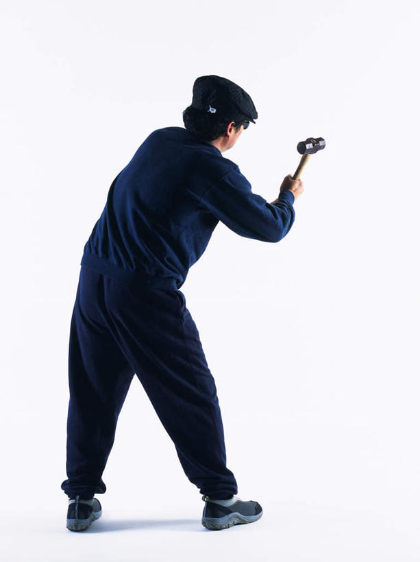 东方人,一个人,站,摸,竖图,室内,白天,白色背景,帽子,亚洲,仅一个男性,仅一个人,仅一个中年男性,敲打,握,锤子,工具,榔头,拿,拿着,注视,黄种人,背面,观察,看,站着,握着,摄影,影棚,观看,五金,犯罪,察看,变形,紧固,关注,矫正,塑形,盗窃,偷窃,牢固,小偷,窃贼,盗贼,贼,偷盗,男人,男性,中年男性,亚洲人,触摸,接触,站立,彩图,全身,影棚拍摄,拍摄