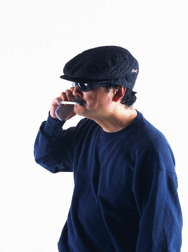 东方人,一个人,站,摸,打电话,竖图,室内,白天,白色背景,侧面,香烟,电话,帽子,手机,亚洲,仅一个男性,仅一个人,仅一个中年男性,握,服装,墨镜,眼镜,拿,拿着,注视,休闲装,黄种人,通讯设备,衣服,蓝色,太阳镜,太阳眼镜,观察,看,站着,休闲,休闲服,烟,遮阳镜,握着,摄影,服饰,影棚,观看,犯罪,察看,关注,盗窃,偷窃,小偷,窃贼,盗贼,贼,偷盗,交流,男人,男性,中年男性,亚洲人,卷烟,烟草,纸烟,触摸,沟通,接触,通话,站立,半身,彩图,影棚拍摄,拍摄