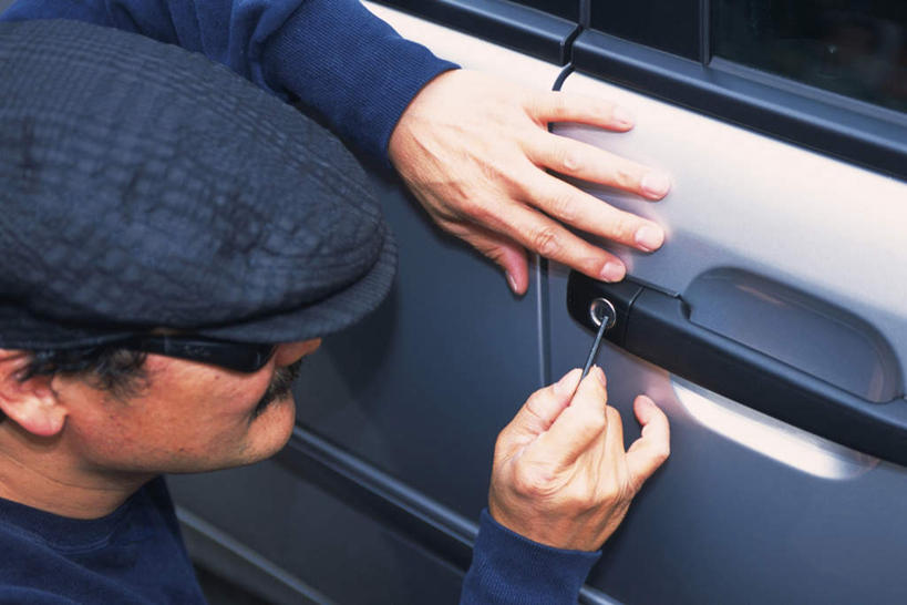 东方人,一个人,蹲,摸,横图,俯视,室外,白天,汽车,帽子,亚洲,仅一个男性,仅一个人,仅一个中年男性,握,服装,工具,墨镜,眼镜,拿,拿着,注视,休闲装,黄种人,车,衣服,蓝色,把手,太阳镜,太阳眼镜,交通工具,轿车,观察,看,休闲,休闲服,遮阳镜,握着,服饰,观看,犯罪,察看,关注,盗窃,偷窃,小偷,窃贼,盗贼,贼,偷盗,男人,男性,中年男性,亚洲人,触摸,蹲着,接触,拉手,半身,彩图,高角度拍摄