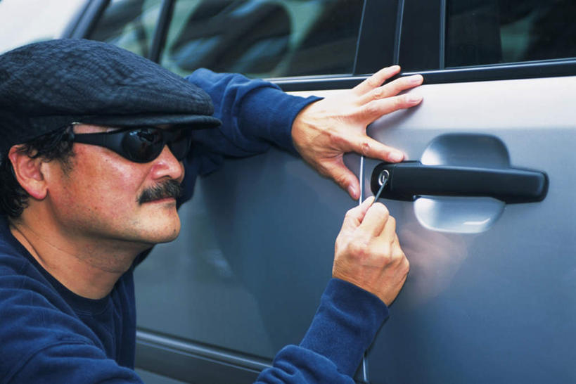 东方人,一个人,蹲,摸,横图,室外,白天,侧面,汽车,帽子,亚洲,仅一个男性,仅一个人,仅一个中年男性,握,服装,工具,墨镜,眼镜,拿,拿着,注视,休闲装,黄种人,车,衣服,蓝色,把手,太阳镜,太阳眼镜,交通工具,轿车,观察,看,休闲,休闲服,遮阳镜,握着,服饰,观看,犯罪,察看,关注,盗窃,偷窃,小偷,窃贼,盗贼,贼,偷盗,男人,男性,中年男性,亚洲人,触摸,蹲着,接触,拉手,半身,彩图