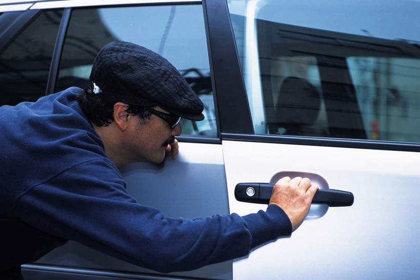 东方人,一个人,站,横图,室外,白天,侧面,汽车,帽子,亚洲,仅一个男性,仅一个人,仅一个中年男性,握,服装,墨镜,眼镜,注视,休闲装,黄种人,车,衣服,蓝色,把手,太阳镜,太阳眼镜,交通工具,轿车,观察,看,站着,休闲,休闲服,遮阳镜,握着,服饰,观看,犯罪,察看,关注,盗窃,偷窃,小偷,窃贼,盗贼,贼,偷盗,男人,男性,中年男性,亚洲人,拉手,站立,半身,彩图