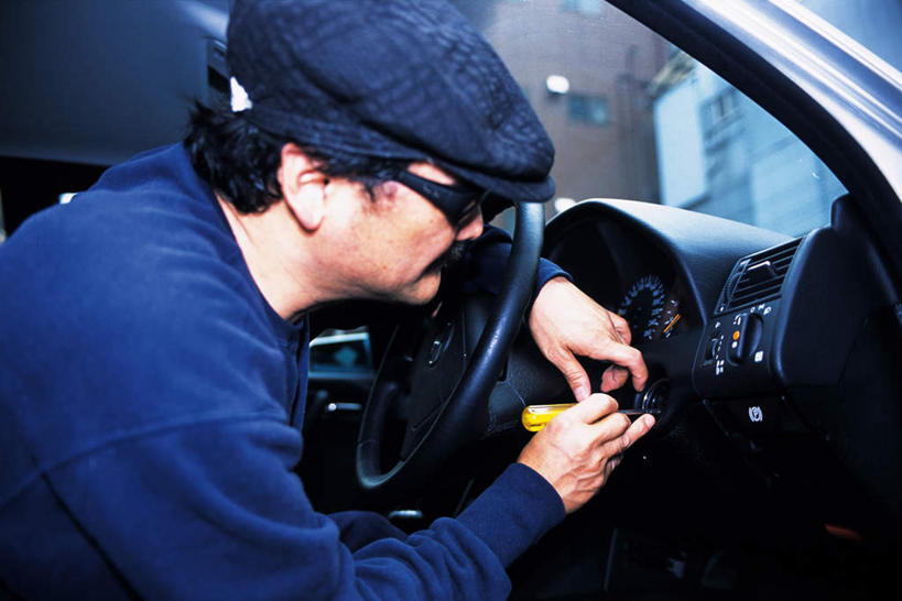 东方人,一个人,坐,摸,横图,室外,白天,仰视,汽车,帽子,亚洲,仅一个男性,仅一个人,仅一个中年男性,握,服装,工具,墨镜,眼镜,拿,拿着,注视,休闲装,黄种人,车,衣服,蓝色,方向盘,太阳镜,太阳眼镜,交通工具,轿车,观察,看,休闲,休闲服,遮阳镜,握着,服饰,观看,螺丝刀,起子,犯罪,察看,关注,盗窃,偷窃,小偷,窃贼,盗贼,贼,偷盗,男人,男性,中年男性,亚洲人,触摸,接触,坐着,半身,彩图,低角度拍摄