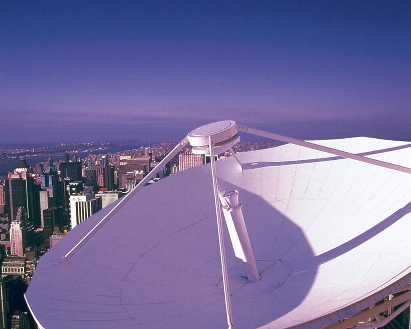 无人,高楼大厦,横图,俯视,室外,白天,旅游,度假,天线,卫星,大厦,建筑,摩天大楼,阴影,光线,影子,娱乐,一个,蓝色,白色,蓝天,天空,阳光,天,享受,休闲,放松,单个,信号,无线电,卫星天线,卫星通信,卫星信号,彩图,高角度拍摄,大楼,高层建筑,高楼,摩天楼