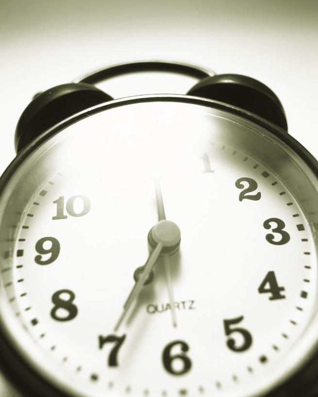 无人,竖图,俯视,室内,特写,白天,静物,闹钟,灰色背景,围绕,时间,标志,时钟,数字,文字,字符,刻度,指针,计时,标识,一个,钟表,表,转动,摄影,阿拉伯数字,影棚,单个,钟,彩图,高角度拍摄,影棚拍摄,拍摄