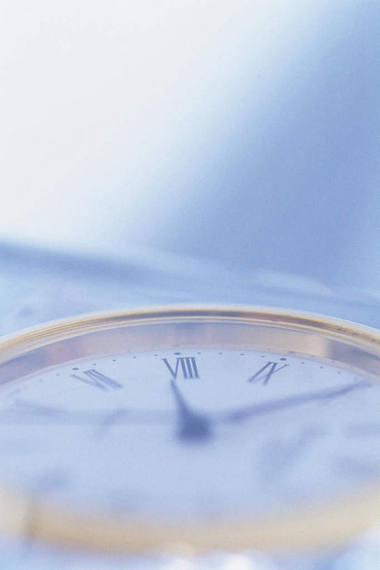 无人,办公室,竖图,俯视,室内,特写,白天,办公楼,家具,桌子,写字楼,静物,朦胧,模糊,围绕,时间,标志,时钟,数字,文字,字符,刻度,办公桌,指针,计时,标识,钟表,表,商务楼,转动,阿拉伯数字,办公家具,钟,彩图,高角度拍摄,大楼