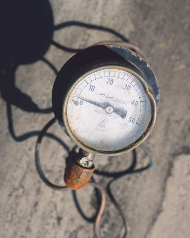 无人,竖图,俯视,室外,特写,白天,静物,阴影,光线,测量,英文,标志,数字,文字,影子,字符,刻度,指针,标识,阳光,表,转动,阿拉伯数字,测量工具,英文字母,量具,量仪,彩图,高角度拍摄