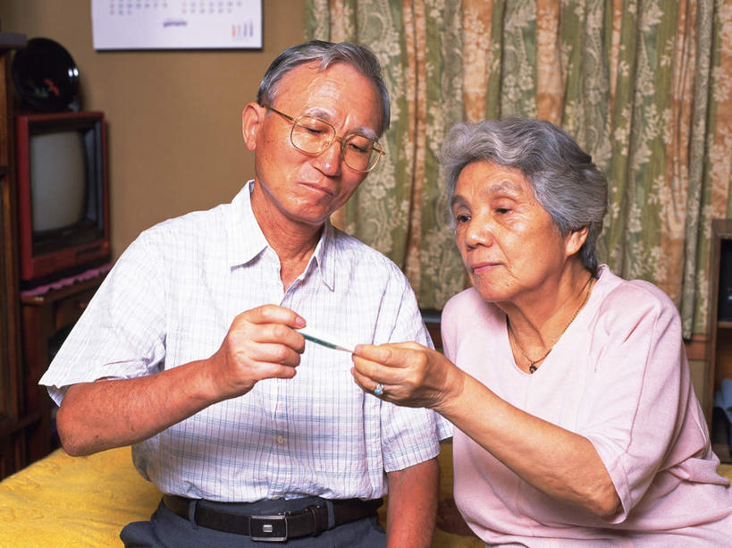 东方人,两个人,夫妻,坐,横图,室内,白天,正面,爱情,安全,床,生活用品,卧室,电视,亚洲,握,医学,测量,器材,温度计,双人床,床单,浪漫,拿,拿着,黄种人,被子,显示屏,一个,体温计,恩爱,握着,恋人,单个,快速,温度,感冒,医疗,卫生,准确,被单,体温,精度,精准,发烧,电子温度计,电子体温计,流感,物理,感温头,温度传感器,读数,快捷,医用温度计,量温棒,热电偶,老年男性,老年女性,男人,男性,女人,女性,亚洲人,情侣,电视机,坐着,半身,彩图,睡房,卧房,伴侣