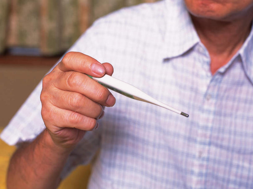 东方人,手,一个人,坐,横图,室内,特写,白天,正面,安全,生活用品,亚洲,仅一个男性,仅一个人,握,服装,朦胧,模糊,医学,测量,器材,温度计,拿,拿着,休闲装,黄种人,显示屏,一个,衣服,体温计,仅一个老年男性,休闲,生病,手部,休闲服,握着,服饰,单个,快速,温度,感冒,医疗,疾病,卫生,准确,体温,精度,精准,发烧,电子温度计,电子体温计,流感,物理,感温头,温度传感器,读数,快捷,医用温度计,量温棒,热电偶,老年男性,男人,男性,亚洲人,坐着,半身,彩图