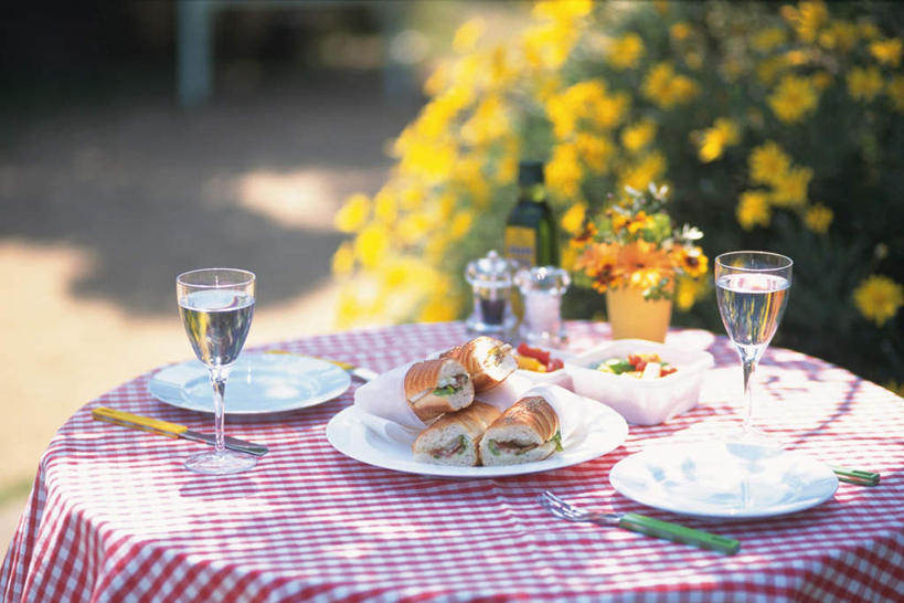 无人,横图,俯视,室外,特写,白天,烹饪,西餐,杯子,餐具,花瓶,阴影,盛开,光线,布料,叉子,刀叉,刀子,碟子,饭盒,高脚杯,盘,影子,调料,三明治,料理,食品,餐盒,红酒杯,调味品,调味料,花蕾,布纹,调味瓶,菜肴,美食,玻璃制品,酒瓶,桌布,花,花瓣,花朵,鲜花,食物,黄色,阳光,盘子,玻璃瓶,餐巾,酒杯,瓶子,碟,台布,快餐,花苞,花蕊,四个,西式,佳肴,西式快餐,三文治,玻璃杯,彩图,高角度拍摄