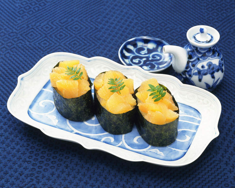 米饭,生鱼片,寿司,无人,餐厅,横图,俯视,室内,特写,白天,烹饪,餐桌,桌子,餐具,一排,许多,蓝色背景,整齐,碟子,盘,日本料理,鱼片,料理,食品,饭,菜肴,美食,玻璃制品,酒瓶,食物,排列,盘子,玻璃瓶,瓶子,碟,日式料理,日式,摄影,佳肴,影棚,餐台,五谷,队列,彩图,高角度拍摄,影棚拍摄,拍摄,餐馆,饭店,饭馆