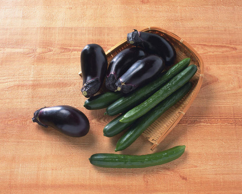 无人,横图,俯视,室内,特写,白天,桌面,黄瓜,茄子,蔬菜,一堆,一排,许多,阴影,堆叠,堆积,竹制,新鲜,整齐,反射,篮子,影子,食品,竹扁,食物,排列,一个,黄色,绿色,紫色,竹筐,有机食品,绿色食品,竹编,单个,堆,竹制品,队列,青瓜,落苏,酪酥,昆仑瓜,胡瓜,矮瓜,彩图,高角度拍摄