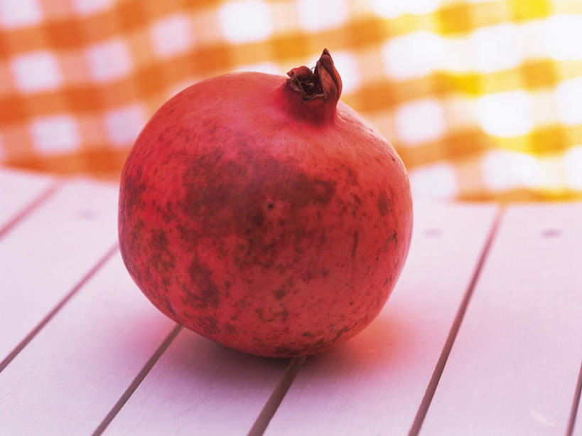 无人,横图,俯视,室内,特写,白天,地板,石榴,水果,一排,阴影,新鲜,整齐,光线,方格,影子,生食,食品,果实,地面,木地板,食物,排列,一个,黄色,红色,阳光,有机食品,绿色食品,单个,队列,涂林,若榴,金罂,金庞,丹若,安石榴,彩图,高角度拍摄