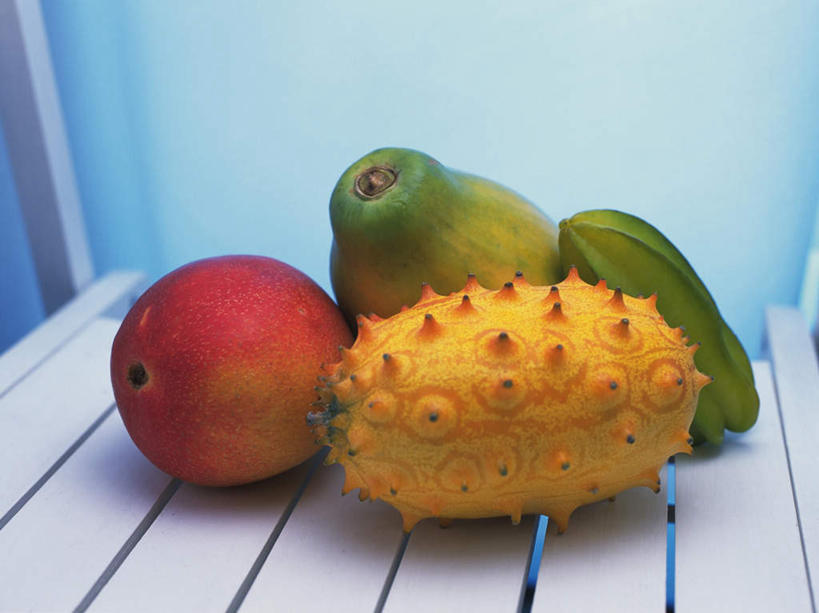 无人,横图,俯视,室内,特写,白天,地板,木瓜,石榴,水果,一排,蓝色背景,新鲜,整齐,生食,食品,果实,刺角瓜,非洲角瓜,地面,木地板,食物,排列,一个,黄色,杨桃,有机食品,绿色食品,单个,五敛子,三廉子,阳桃,洋桃,队列,非洲黄瓜,非洲角黄瓜,万寿果,涂林,若榴,金罂,金庞,番木瓜,丹若,安石榴,彩图,高角度拍摄