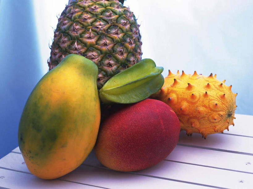 无人,横图,俯视,室内,特写,白天,地板,菠萝,木瓜,石榴,水果,一排,蓝色背景,新鲜,整齐,生食,食品,果实,刺角瓜,非洲角瓜,地面,木地板,食物,排列,一个,黄色,杨桃,有机食品,绿色食品,单个,五敛子,三廉子,阳桃,洋桃,队列,非洲黄瓜,非洲角黄瓜,万寿果,涂林,若榴,金罂,金庞,凤梨,番木瓜,丹若,安石榴,彩图,高角度拍摄