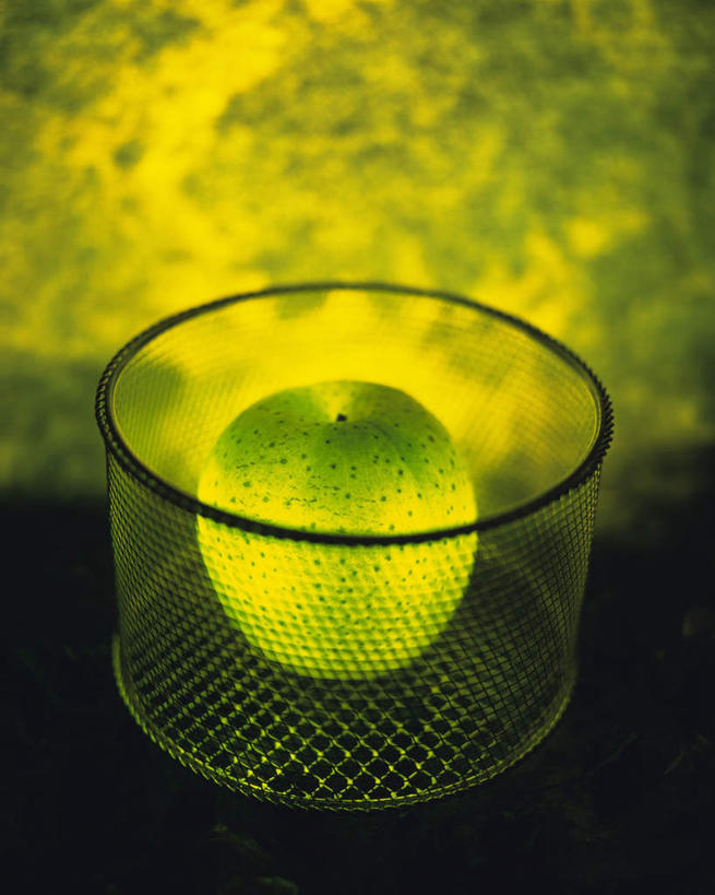 无人,竖图,室内,特写,白天,正面,苹果,水果,黄色背景,竹制,朦胧,模糊,新鲜,发光,篮子,生食,食品,果实,竹扁,食物,一个,绿色,竹筐,有机食品,绿色食品,竹编,单个,明亮,竹制品,彩图