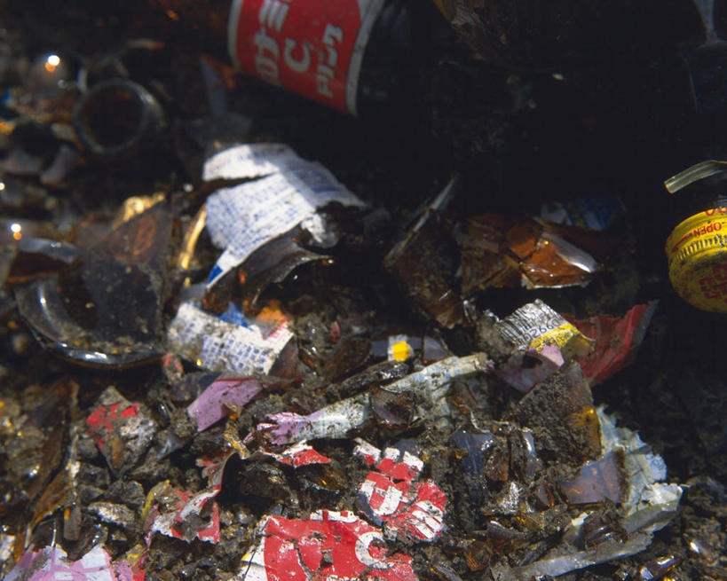 无人,横图,俯视,室外,特写,白天,静物,许多,阴影,环保,破碎,光线,影子,泥土,垃圾,破损,玻璃制品,阳光,玻璃瓶,瓶子,污染,回收,资源,利用,低碳,循环,污渍,彩图,高角度拍摄