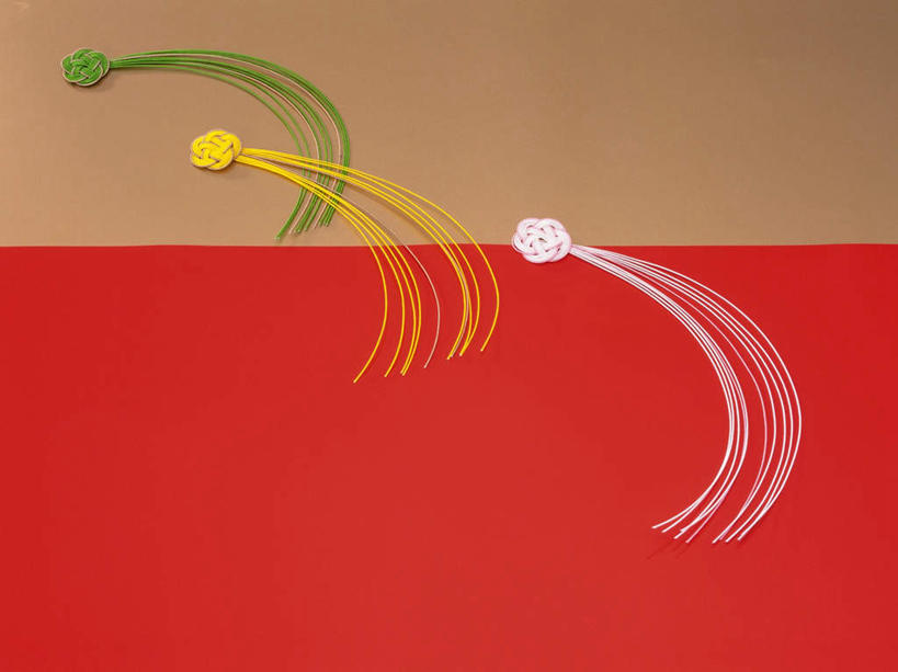 无人,横图,室内,特写,白天,正面,幸福,桌面,桌子,静物,日本,亚洲,一排,红色背景,整齐,结,排列,三个,绳子,摄影,影棚,绳索,吉祥,队列,东亚,日本国,幸运,彩图,影棚拍摄,拍摄