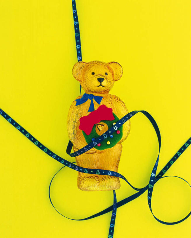 无人,站,竖图,室内,特写,白天,正面,桌面,桌子,静物,玩具,圣诞节,黄色背景,节日,庆祝,铃铛,丝绸,丝带,小熊,文化,绸带,一个,站着,庆典,金色,摄影,影棚,单个,纪念,站立,彩图,影棚拍摄,拍摄