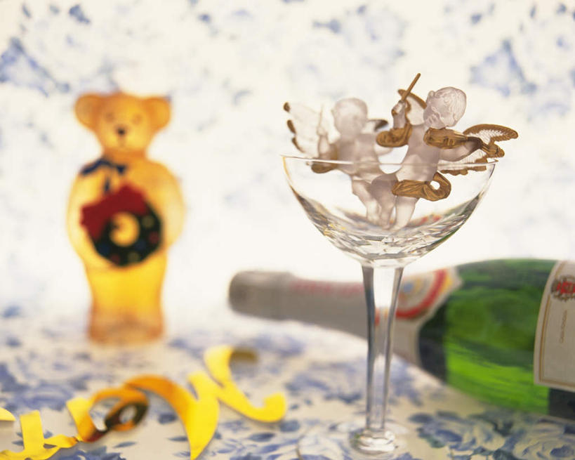 无人,横图,室内,特写,白天,正面,桌面,桌子,静物,杯子,圣诞节,天使,花纹,节日,朦胧,模糊,庆祝,小熊,文化,玻璃制品,酒瓶,玻璃瓶,酒杯,啤酒杯,瓶子,庆典,摄影,影棚,纪念,玻璃杯,彩图,影棚拍摄,拍摄