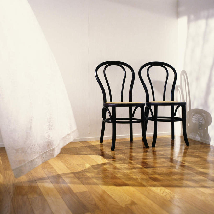 无人,方图,室内,白天,正面,窗帘,地板,静物,椅子,金属制品,两张,阴影,朦胧,模糊,光线,金属,影子,墙,地面,木地板,墙壁,墙面,阳光,彩图