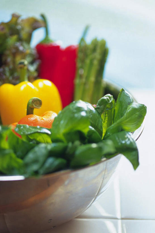 无人,竖图,俯视,室内,特写,白天,厨房,辣椒,蔬菜,朦胧,模糊,新鲜,瓷砖,地砖,青菜,青椒,食品,地面,食物,脸盆,有机食品,绿色食品,辣角,红海椒,大椒,辣虎,广椒,菜椒,甜椒,柿子椒,辣子,红辣椒,海椒,番椒,灯笼椒,彩图,高角度拍摄,灶间