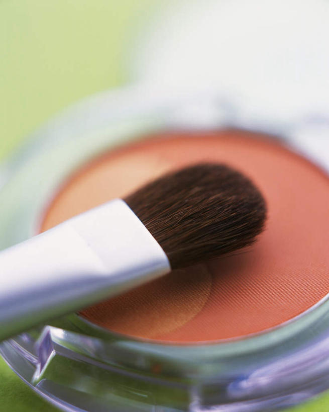 无人,竖图,俯视,室内,特写,白天,化妆,美容,桌面,静物,一把,护肤,阴影,朦胧,模糊,光线,影子,阳光,刷子,保养,享受,休闲,橙色,放松,保健,摄影,影棚,腮红刷,粉底,一瓶,美容工具,养颜,化妆工具,彩图,高角度拍摄,影棚拍摄,拍摄