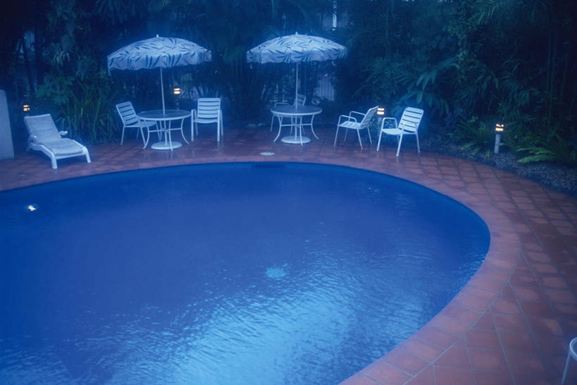 无人,游泳池,横图,俯视,室外,白天,草地,草坪,水,植物,餐桌,桌子,静物,椅子,伞,液体,雨伞,遮阳伞,木椅,躺椅,水池,水滴,水面,阳伞,泳池,草,蓝色,绿色,餐台,波光粼粼,彩图,高角度拍摄