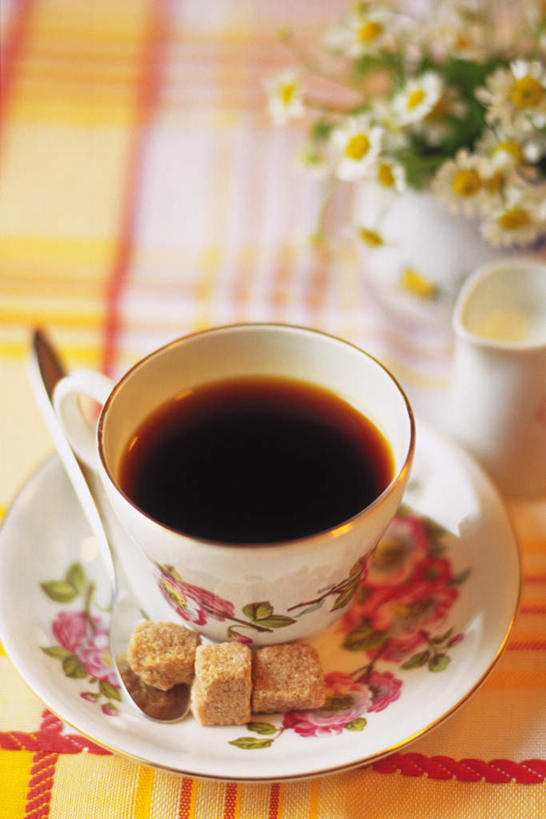 无人,竖图,俯视,室内,特写,白天,早餐,植物,杯子,餐具,一排,许多,花纹,朦胧,模糊,整齐,盛开,布料,瓷器,碟子,方格,方块,盘,盆栽,图案,勺子,调料,糖,咖啡杯,盆景,陶瓷制品,调味品,调味料,花蕾,布纹,方糖,桌布,花,花瓣,花朵,鲜花,排列,三个,一个,黄色,绿色,白色,自然,盘子,餐巾,调羹,碟,台布,汤匙,花苞,花蕊,早点,生长,单个,成长,队列,瓷杯,半方糖,白方糖,彩图,高角度拍摄