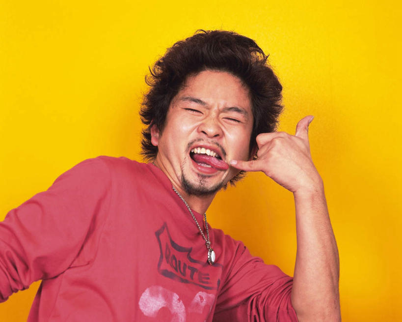 东方人,小拇指,一个人,站,闭眼,笑,打电话,微笑,横图,室内,白天,正面,项链,亚洲,仅一个男性,仅一个人,黄色背景,服装,注视,休闲装,黄种人,装饰品,仅一个年轻男性,衣服,饰品,首饰,观察,看,手势,站着,休闲,休闲服,吐舌,竖,摄影,服饰,影棚,观看,翘,察看,关注,交流,男人,男性,年轻男性,亚洲人,大拇指,闭眼睛,闭着眼,闭着眼睛,沟通,通话,站立,半身,彩图,影棚拍摄,拍摄