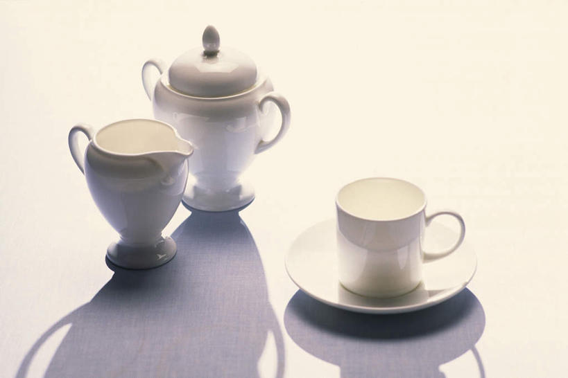 无人,横图,俯视,室内,白天,餐桌,桌子,静物,杯子,餐具,阴影,光线,瓷器,碟子,盘,影子,咖啡杯,咖啡壶,陶瓷制品,水壶,两个,盘子,碟,餐台,瓷杯,彩图,高角度拍摄