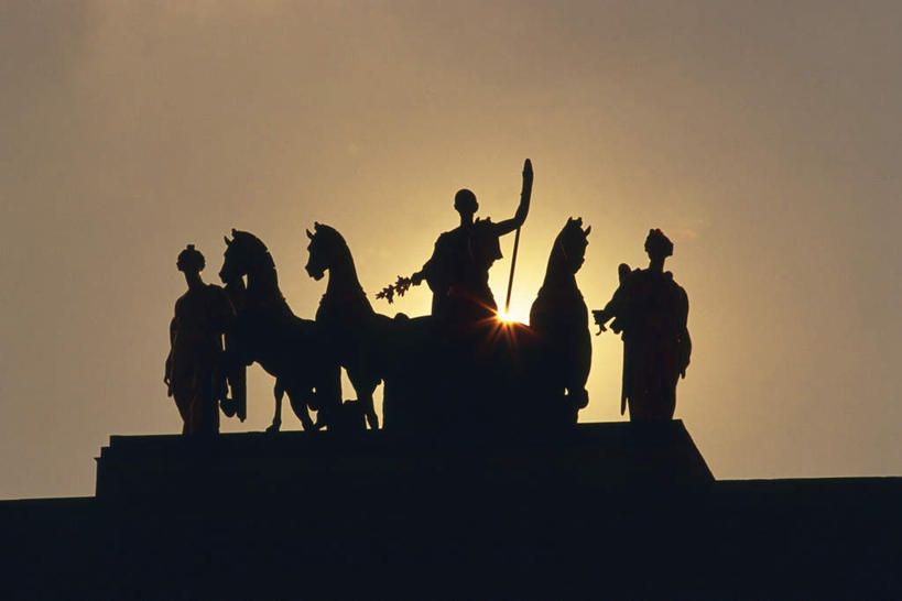 无人,三个人,站,横图,室外,白天,仰视,民族服装,度假,美景,日落,城市风光,城市,马,野生动物,雕塑,法国,巴黎,欧洲,阴影,艺术,装饰,人物,光线,雕刻,雕像,影子,景观,晚霞,霞光,落日,首都,背光,注视,娱乐,阳光,黄昏,动物,工艺品,观察,看,站着,享受,休闲,景色,彩霞,放松,运输,牲畜,观看,纪念,美术,察看,关注,主题,逆光,陈列,法兰西共和国,功能,美学,法兰西第五共和国,夕照,男人,男性,年轻男性,夕阳,站立,彩图,低角度拍摄,全身,传统服装,民俗服,斜阳