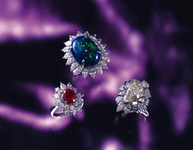 无人,横图,俯视,室内,特写,白天,爱情,奢侈,桌子,静物,珠宝,阴影,紫色背景,朦胧,模糊,反射,矿石,影子,银色,浪漫,钻石,装饰品,三个,戒指,饰品,首饰,恩爱,摄影,影棚,金刚石,昂贵,坚硬,信物,贵重,宝石,权利,坚定,信念,手饰,约定,宝贵,彩图,高角度拍摄,影棚拍摄,拍摄