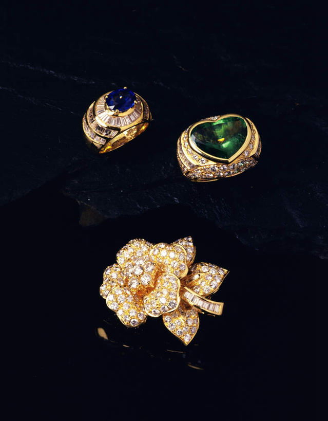 无人,竖图,俯视,室内,特写,白天,爱情,奢侈,静物,珠宝,阴影,黑色背景,爱心,反射,矿石,影子,浪漫,钻石,装饰品,三个,戒指,饰品,首饰,温暖,温馨,心形,金色,恩爱,摄影,影棚,金刚石,胸针,昂贵,坚硬,信物,贵重,和睦,宝石,权利,坚定,信念,手饰,约定,宝贵,心型,彩图,高角度拍摄,影棚拍摄,拍摄,融洽