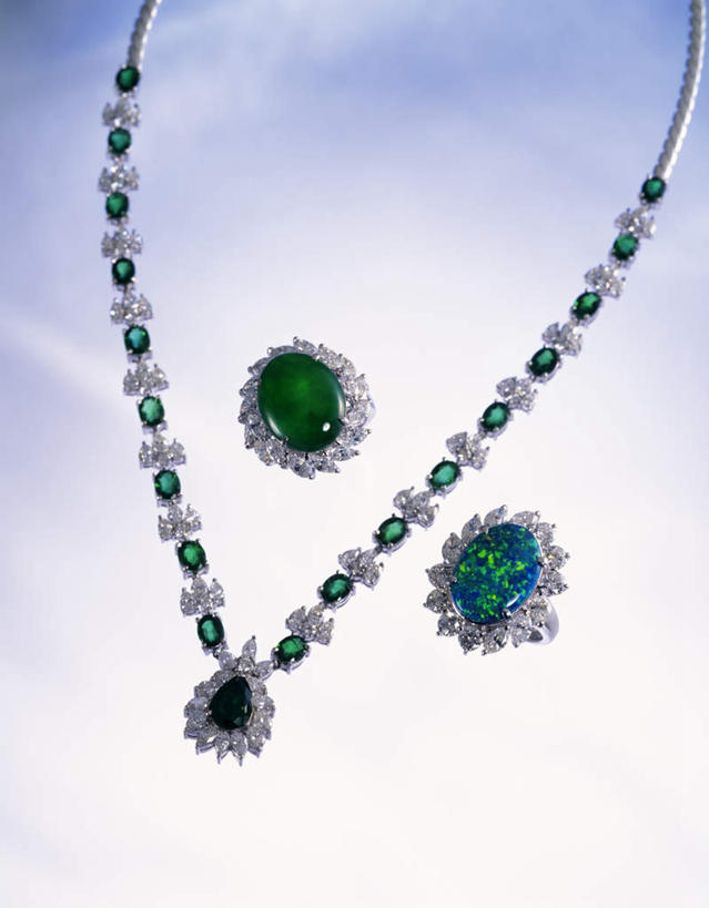 无人,竖图,俯视,室内,特写,白天,白色背景,爱情,奢侈,桌子,静物,项链,珠宝,阴影,装饰,反射,矿石,影子,玛瑙,大理石,浪漫,美丽,钻石,装饰品,三个,戒指,饰品,首饰,典雅,恩爱,摄影,影棚,金刚石,昂贵,华丽,修饰,坚硬,信物,点缀,贵重,宝石,权利,高贵,坚定,信念,衬托,美观,雅致,雅观,手饰,大理石制品,约定,宝贵,彩图,高角度拍摄,影棚拍摄,拍摄