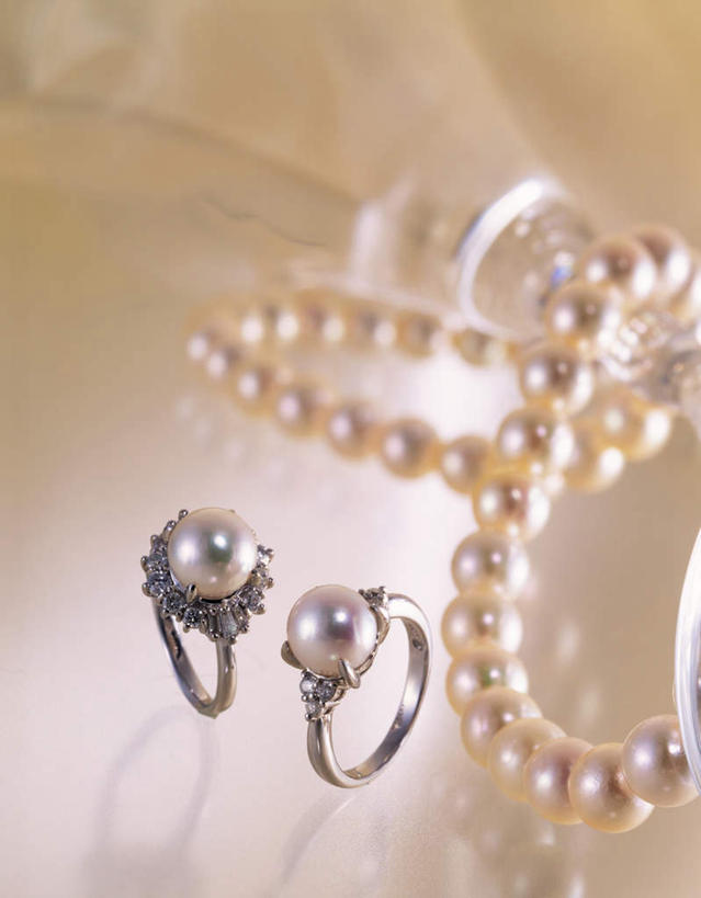 无人,竖图,俯视,室内,特写,白天,白色背景,爱情,奢侈,幸福,纯洁,桌子,静物,项链,珠宝,阴影,装饰,反射,矿石,影子,珍珠,大理石,浪漫,美丽,钻石,装饰品,三个,戒指,饰品,首饰,健康,典雅,恩爱,摄影,影棚,金刚石,昂贵,华丽,修饰,坚硬,信物,点缀,贵重,珍贵,宝石,富有,权利,高贵,坚定,信念,衬托,美观,雅致,雅观,手饰,大理石制品,约定,宝贵,有机宝石,彩图,高角度拍摄,影棚拍摄,拍摄