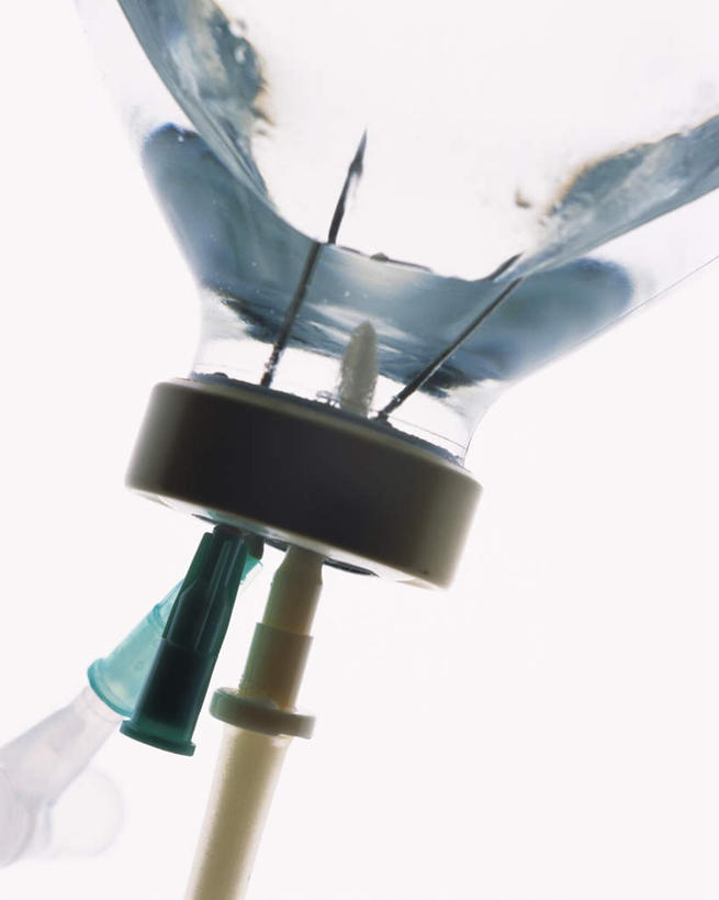 无人,竖图,室内,特写,白天,白色背景,正面,安全,静物,阴影,朦胧,模糊,光线,罐子,药剂,影子,防护,背光,玻璃制品,一个,玻璃瓶,瓶子,药水,药品,针管,针筒,治疗,注射,摄影,影棚,单个,保护,药物,医疗,医疗设备,注射器,输液,保险,预防,逆光,打点滴,输液瓶,静脉输液,平安,彩图,影棚拍摄,拍摄