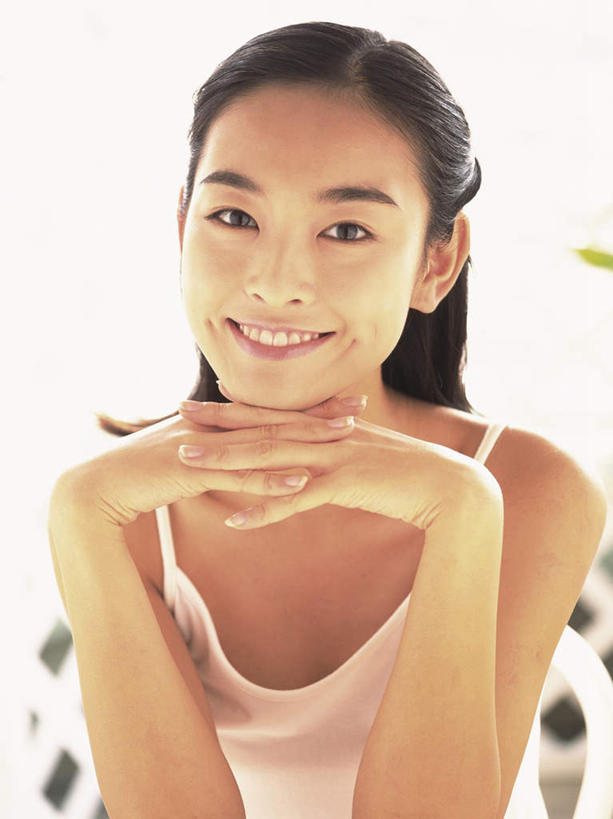 东方人,眼睛,眉毛,睫毛,酒窝,一个人,坐,笑,双手交叉,微笑,露齿笑,竖图,室外,特写,白天,正面,椅子,亚洲,瞳孔,仅一个年轻女性,仅一个女性,仅一个人,一把,撑,阴影,服装,光线,影子,托腮,注视,休闲装,黄种人,衣服,阳光,观察,看,托,休闲,休闲服,眼部,服饰,观看,察看,关注,托下巴,年轻女性,女人,女性,亚洲人,睫,眉,眼,眼睫毛,眼眉,坐着,半身,彩图,眼眉毛