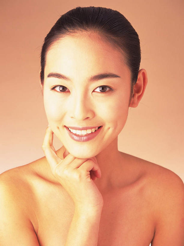 东方人,脸,头,眼睛,脸颊,眉毛,睫毛,酒窝,一个人,笑,微笑,露齿笑,竖图,室内,特写,白天,正面,纯洁,亚洲,瞳孔,仅一个年轻女性,仅一个女性,仅一个人,撑,托腮,黄种人,裸露,托,可爱,童年,童趣,眼部,摄影,影棚,托下巴,裸,童真,烂漫,无邪,天真,年轻女性,女人,女性,亚洲人,头部,睫,脸部,脸蛋,眉,面部,眼,眼睫毛,眼眉,半身,彩图,影棚拍摄,拍摄,眼眉毛