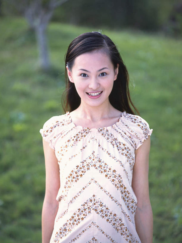 东方人,一个人,站,笑,微笑,露齿笑,竖图,室外,白天,正面,草地,草坪,植物,亚洲,仅一个年轻女性,仅一个女性,仅一个人,阴影,服装,光线,影子,注视,休闲装,黄种人,草,树,树木,衣服,绿色,阳光,自然,观察,看,站着,休闲,休闲服,服饰,生长,成长,观看,瞪,察看,关注,年轻女性,女人,女性,亚洲人,长发,站立,半身,彩图