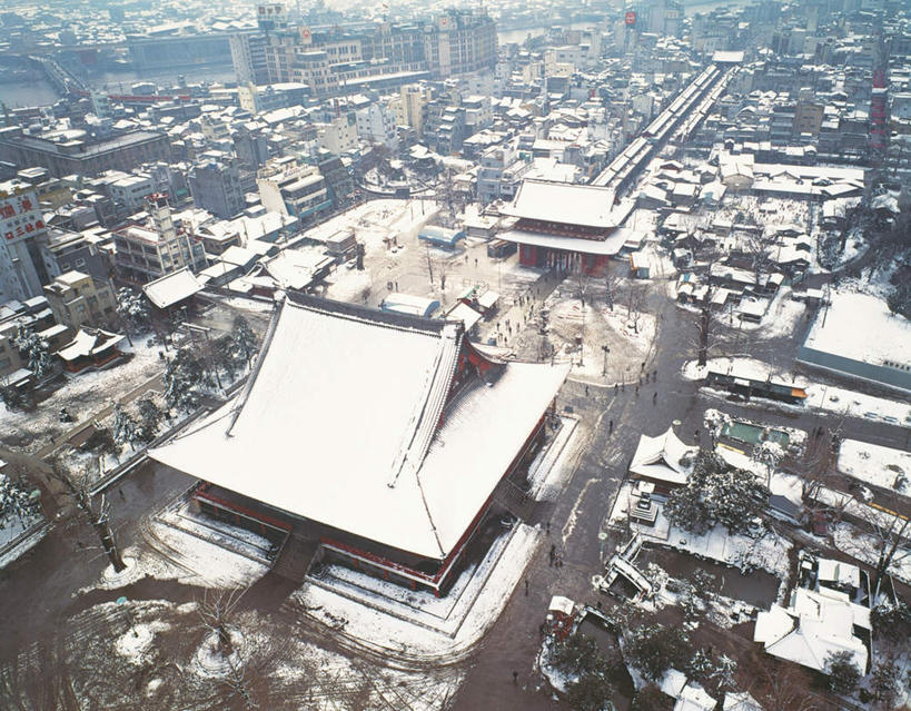 无人,寺庙,横图,俯视,航拍,室外,白天,旅游,度假,名胜古迹,雪,植物,大雪,标志建筑,地标,建筑,东京,日本,亚洲,节日,遗迹,积雪,雪景,冬天,燃烧,古迹,文化,文物,娱乐,建设,古建筑,树,树木,绿色,自然,香火,庙宇,祈祷,享受,休闲,健康,浅草寺,旅游胜地,放松,许愿,宗教,信仰,生长,成长,纪念,祈求,鸟瞰,古文明,东亚,本州,关东地方,本州岛,日本国,东京都,浅草雷门观音寺,浅草观音寺,金龙山浅草寺,平安,彩图,高角度拍摄,庙,寺