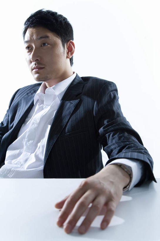 东方人,一个人,商务人士,商务男性,办公室,坐,竖图,室内,白天,白色背景,正面,衬衫,家具,桌子,亚洲,仅一个男性,仅一个人,套装,办公桌,注视,黄种人,仅一个年轻男性,观察,看,搭,摄影,影棚,观看,察看,搭着,关注,商务装,工薪阶层,办公家具,男人,男性,年轻男性,亚洲人,白领,上班族,坐着,半身,彩图,影棚拍摄,衬衣,拍摄