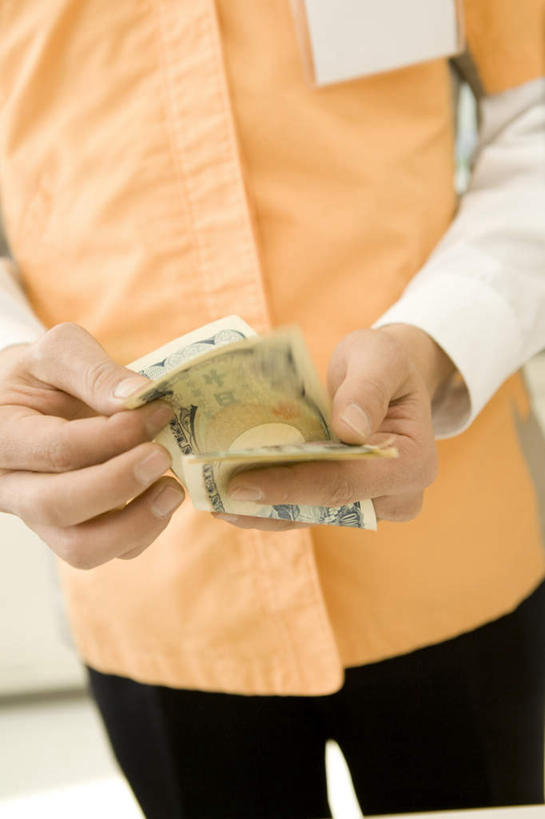 东方人,一个人,商店,竖图,俯视,室内,特写,白天,购物,钱,消费,超市,亚洲,仅一个男性,仅一个人,握,服装,朦胧,模糊,钱币,拿,拿着,休闲装,黄种人,仅一个年轻男性,衣服,休闲,休闲服,握着,钞票,金融,纸币,百货,服饰,便利店,经济,结算,流通,选购,纸钞,贸易,血拼,零售店,货币,现金,男人,男性,年轻男性,亚洲人,半身,彩图,高角度拍摄,店铺,杂货店,杂货铺