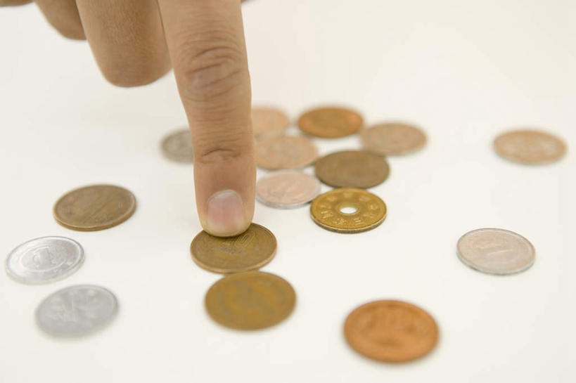 东方人,一个人,店员,商店,横图,俯视,室内,特写,白天,白色背景,工作服,制服,购物,钱,消费,超市,亚洲,仅一个男性,仅一个人,许多,朦胧,模糊,散落,钱币,黄种人,仅一个年轻男性,营业员,金融,百货,摄影,便利店,影棚,经济,结算,流通,选购,贸易,血拼,零售店,销售人员,工作制服,货币,现金,硬币,男人,男性,年轻男性,亚洲人,售货员,半身,彩图,高角度拍摄,影棚拍摄,工作套服,拍摄,店铺,杂货店,杂货铺